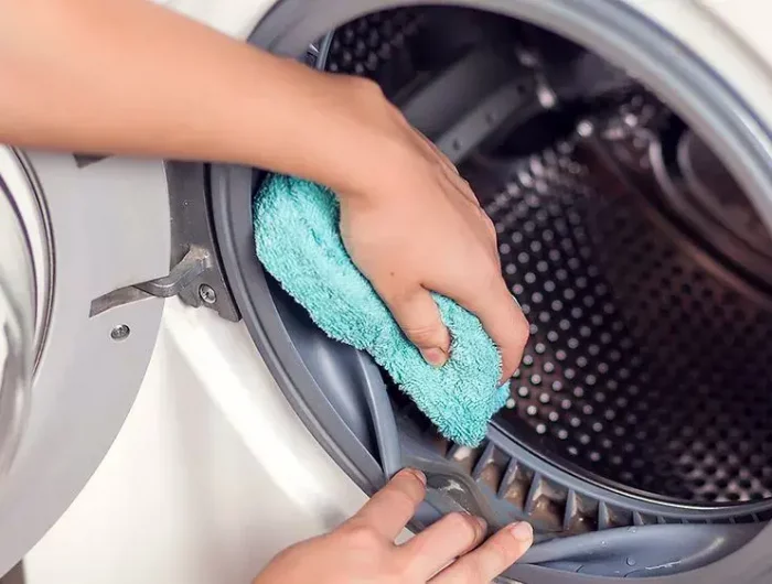 wasser steht im weichspülerfach der waschmaschine waschmaschine reinigenaufmacher mit tuch saugen