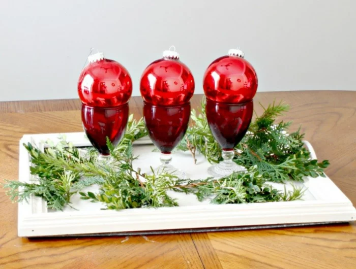 weihnachtsdeko mit glaeser und weihanchtskugeln tischdeko cnterpiece