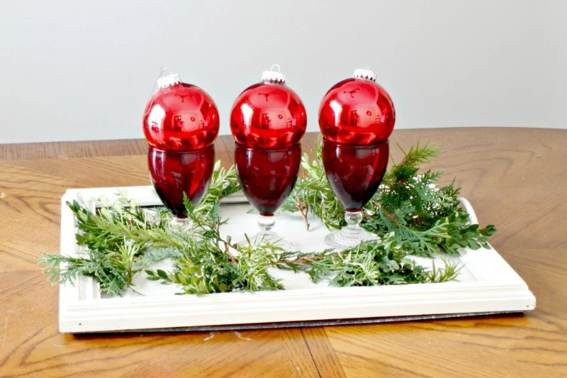 weihnachtsdeko mit glaeser und weihanchtskugeln tischdeko cnterpiece