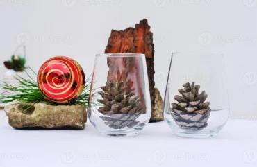 weihnachtsdeko mit glaeser weinglaeser mit tannezapfen diy centerpiece