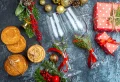 Weihnachtsdeko mit Weingläsern: 7 DIY-Ideen für ein fröhliches Fest