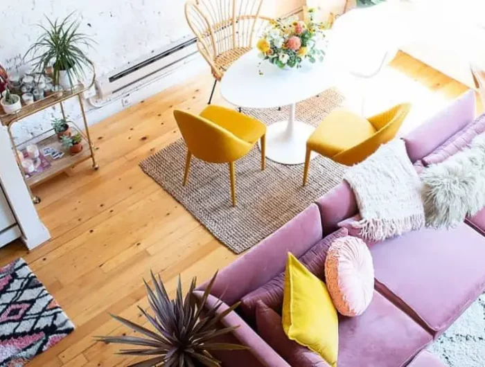 welche farbe ist 2023 modern wohnideen fuer 2023 farbe des jahres digital lavender sofa in lavendellila esstisch gelbe stuehle