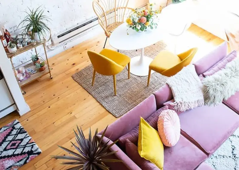 welche farbe ist 2023 modern wohnideen fuer 2023 farbe des jahres digital lavender sofa in lavendellila esstisch gelbe stuehle