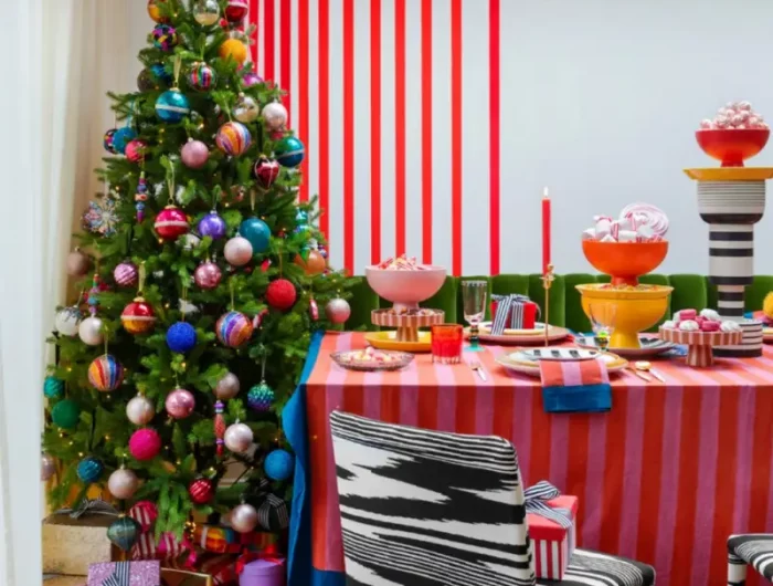 welche farbe ist dieses jahr weihnachten modern 2022 kueche tisch mit rotweissem tischdecher tannenbaum mit vielen kugeln bunt