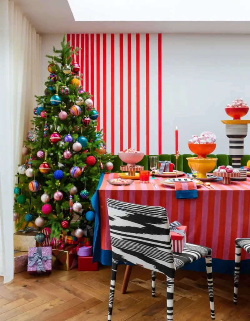welche farbe ist dieses jahr weihnachten modern 2022 kueche tisch mit rotweissem tischdecher tannenbaum mit vielen kugeln bunt
