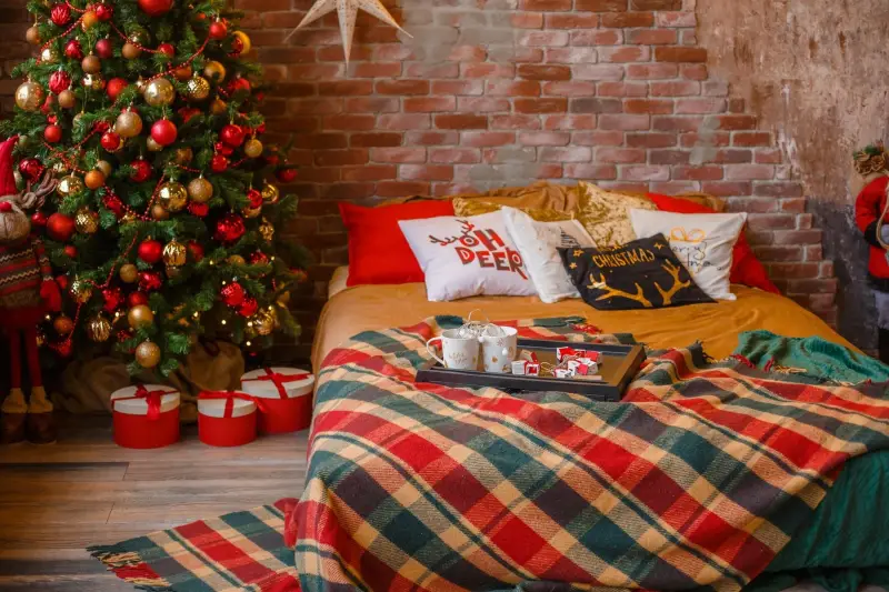 welche farbe ist dieses jahr weihnachten modern retro weihnachtsdeko 2022schlafzimmer tannenbaum mit roten und goldenen bällen viereckmuster decke