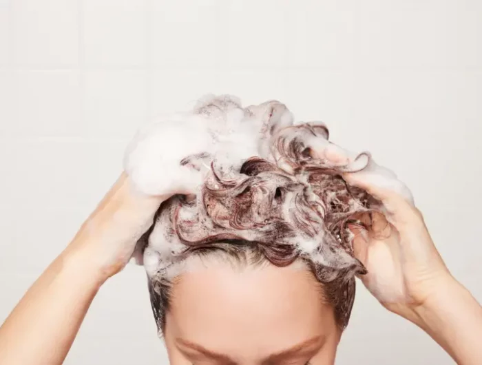 welches shampoo deckt graue haare ab shampoo mit toenung verwenden frau waescht sich die haare shampoo
