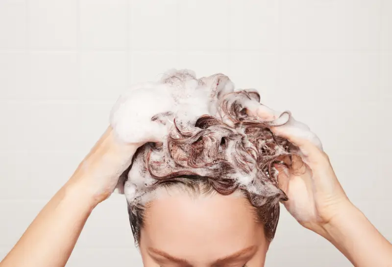 welches shampoo deckt graue haare ab shampoo mit toenung verwenden frau waescht sich die haare shampoo