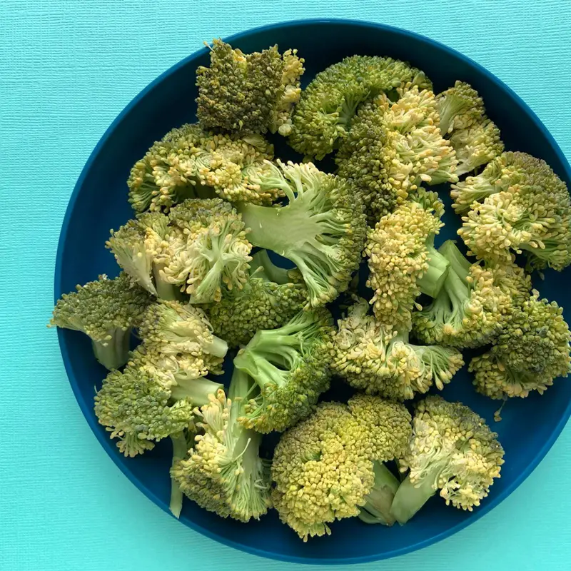 wie haelt sich brokkoli am laengsten geschnittenen brokkoli aufbewahren teller mit gelben brokkoli roeschen