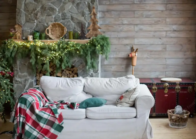 wie heißt die trendfarbe 2022 alpen chalet stil wohnzimmer mit rustikaler weihnachtsdeko trend 2022 weisses sofa kamin tannenzweige frisch