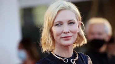 wie sollte man sich ab 50 kleiden cate blanchett in schwarzem kleid