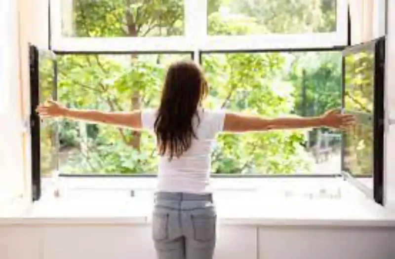 wieviel kondenswasser am fenster ist normal frau oeffnet das fenster breit fuer zugluft