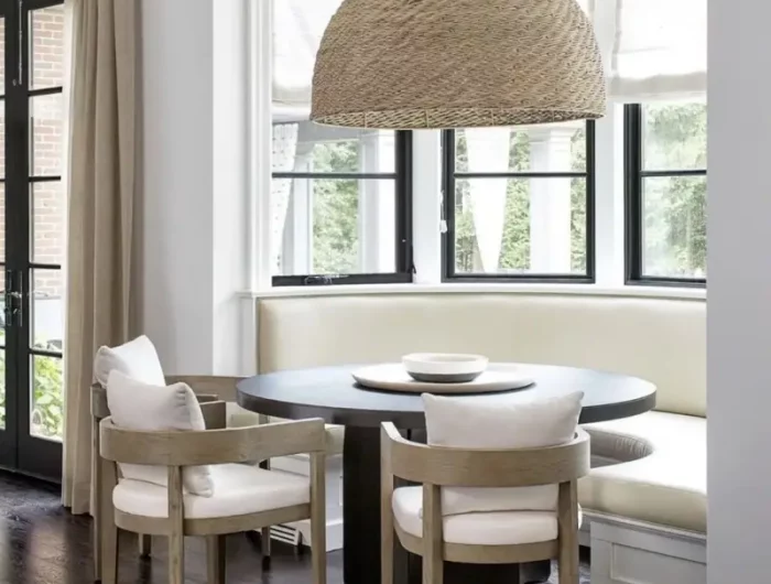 wohntrends 2023 farben wohnzimmer rundes schwarzes esstisch holzstuehle in cremig lampion aus rattan