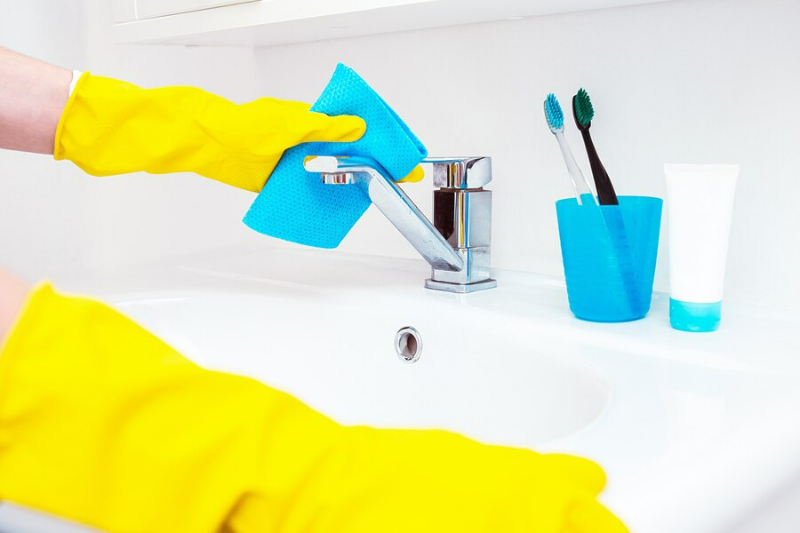zahnpasta als hausmittel verwenden badezimmer reinigen waschbecken und armaturen
