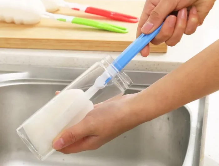 zahnpasta hacks babyflasche reinigen milchgeruch entfernen