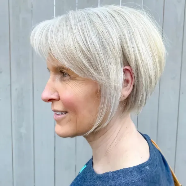 asymmetrischer schnitt mit rasierten linien und kurze frisuren ab 50