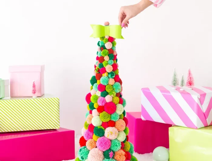 diy farbenfroher weihnachtsbaum aus bommeln schleife aus papier