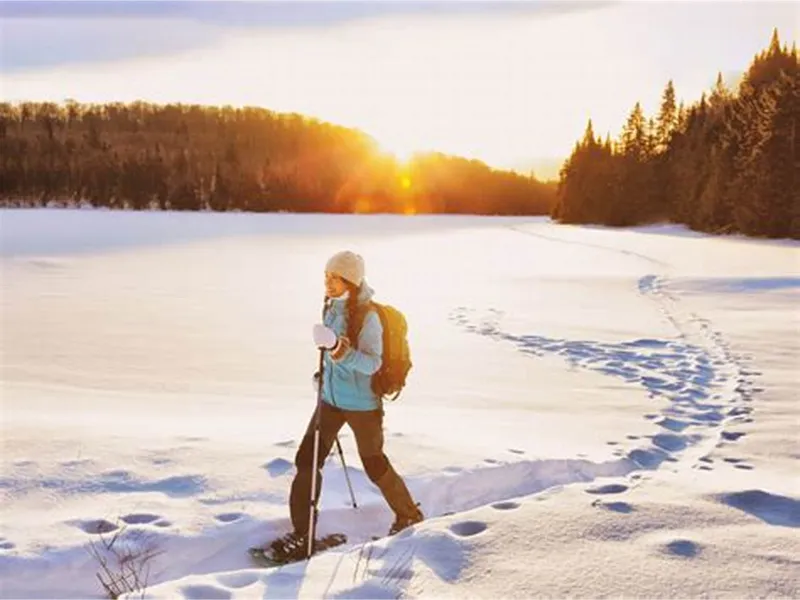 eine wanderung im gebirge machen und sport im winter treiben.jfif