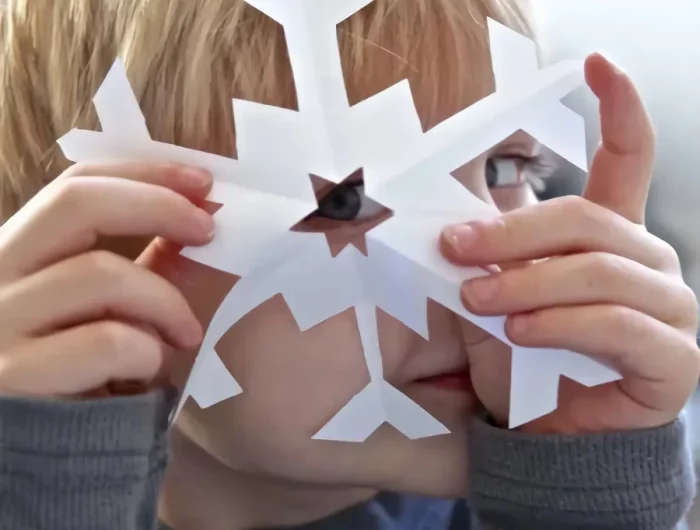 einfache weihnachtsdeko selber machen mit kindern schneeflocken aus papier ausschneiden