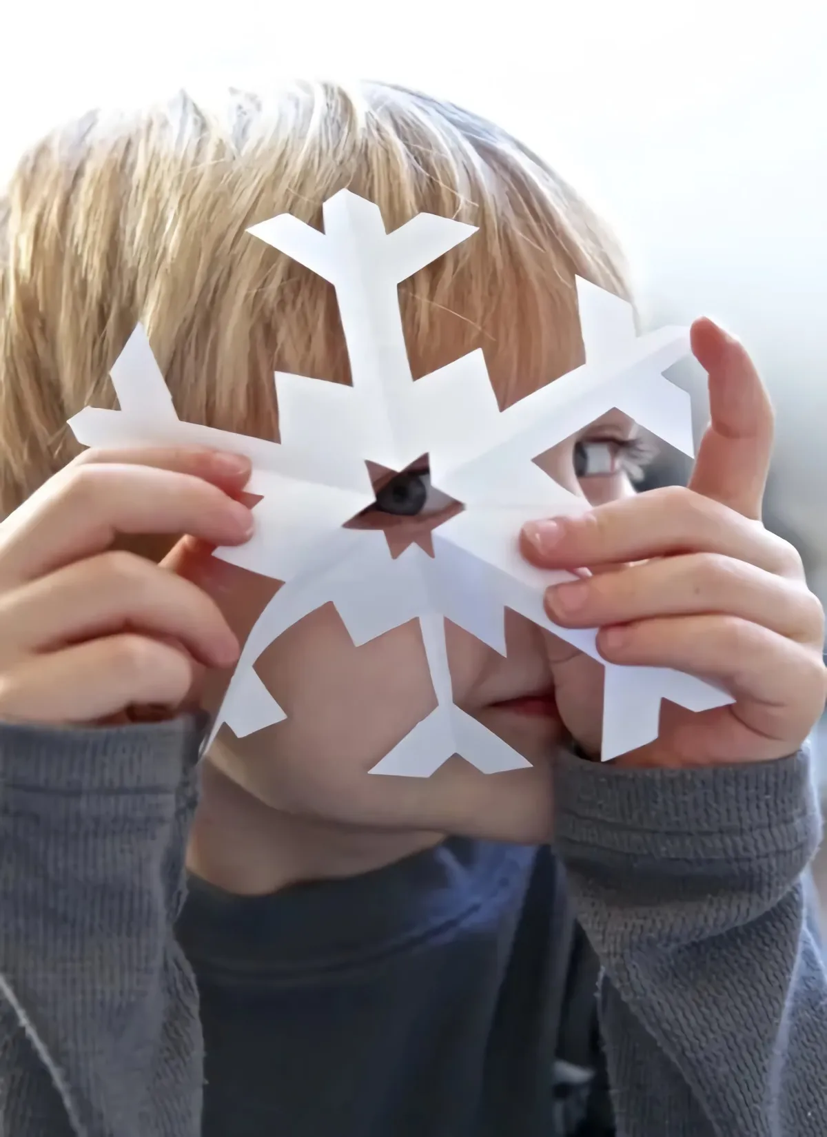 einfache weihnachtsdeko selber machen mit kindern schneeflocken aus papier ausschneiden