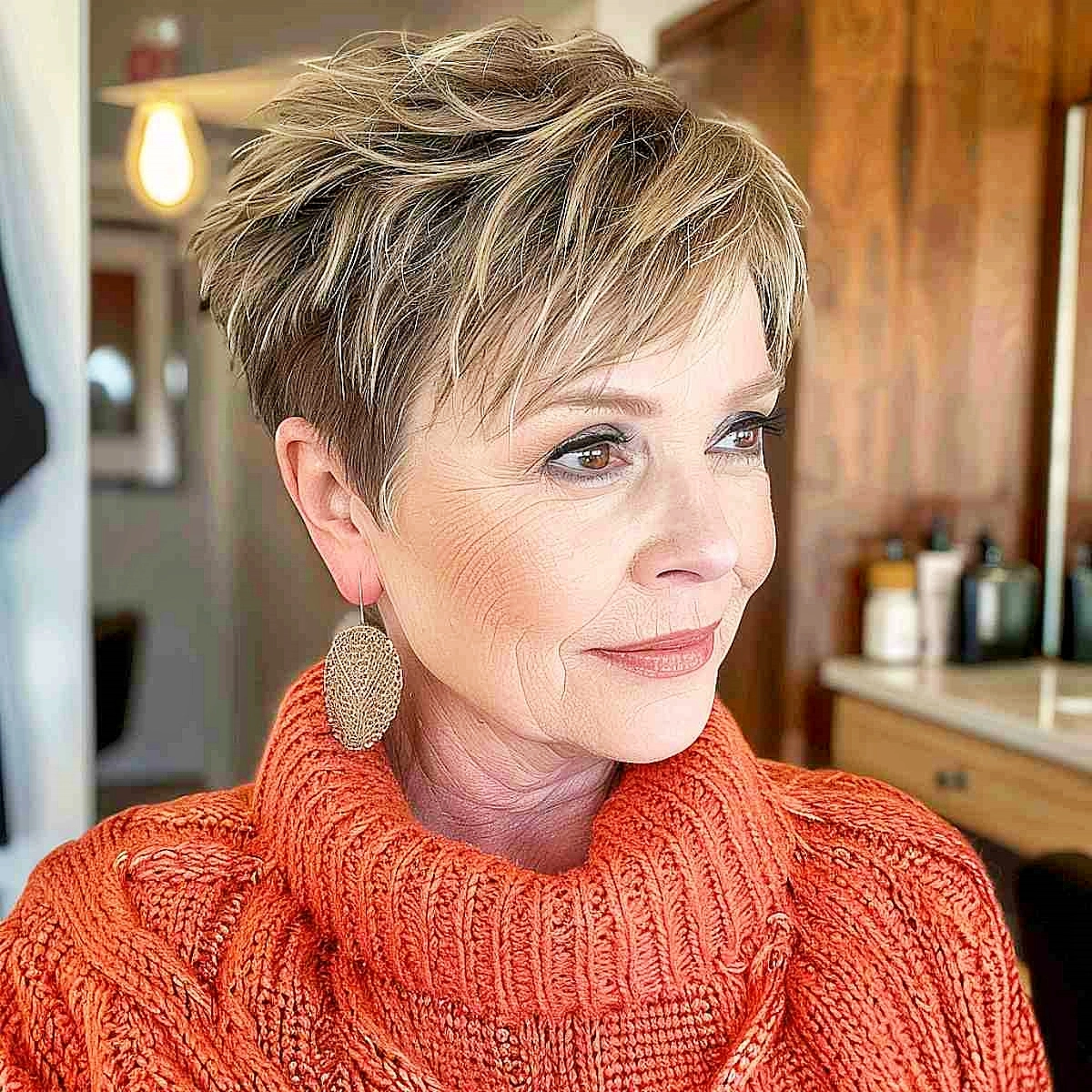 fransig pflegeleicht kurzhaarfrisuren frauen frech trxtured pixie cut mit strahnen