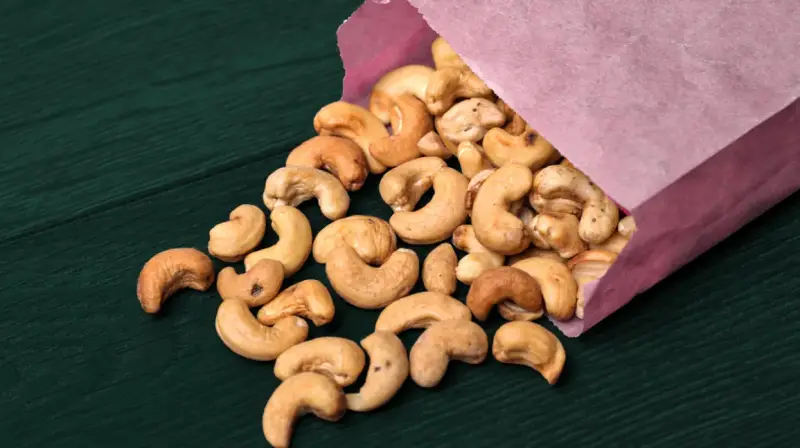 gebrannte cashewkerne salzig gebratene cashewnuesse selber machen rosa tuete mit cashewnuessen