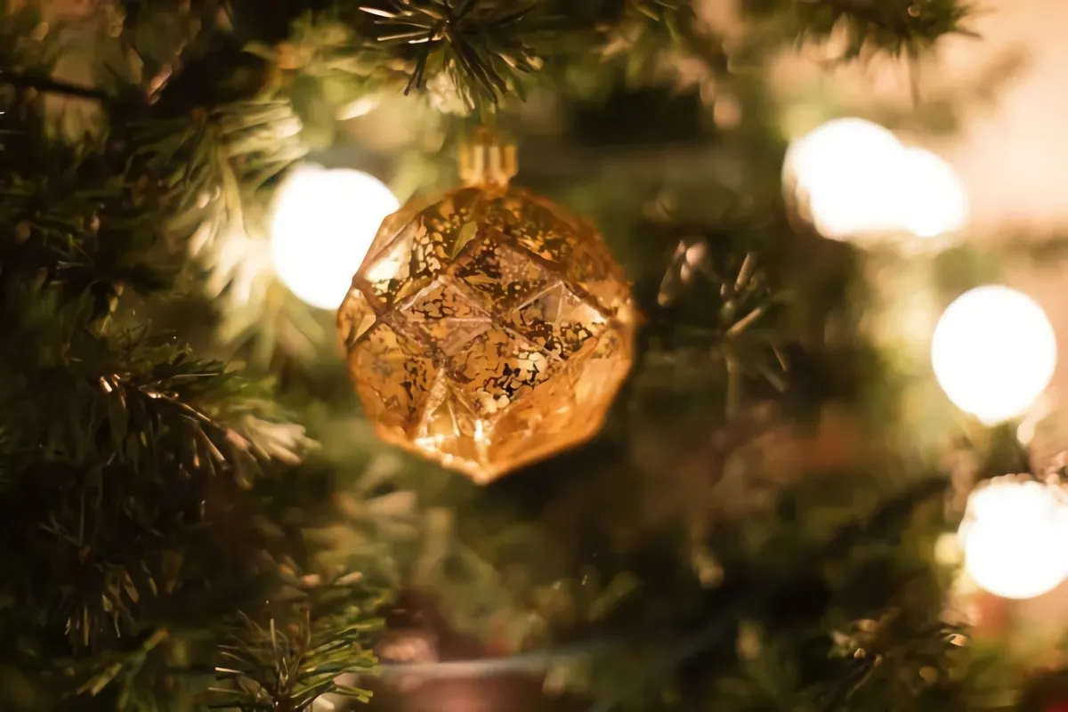 goldene christbaumkugel weihnachtsbaum schöne weihnachtsbilder