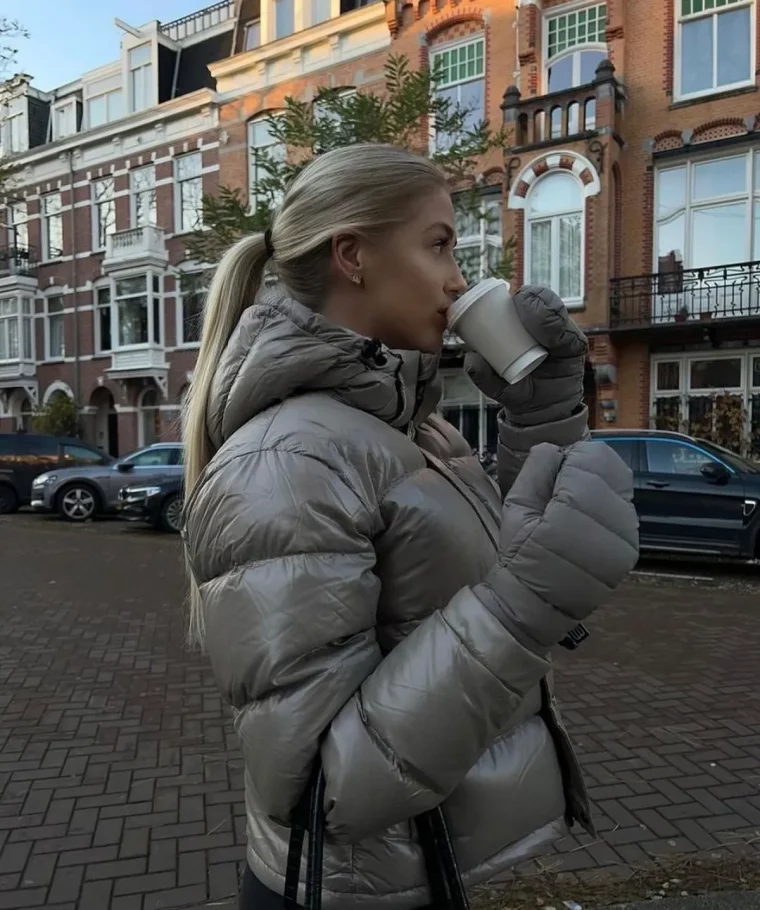 graue daunenjacke und handschuhe winter mode