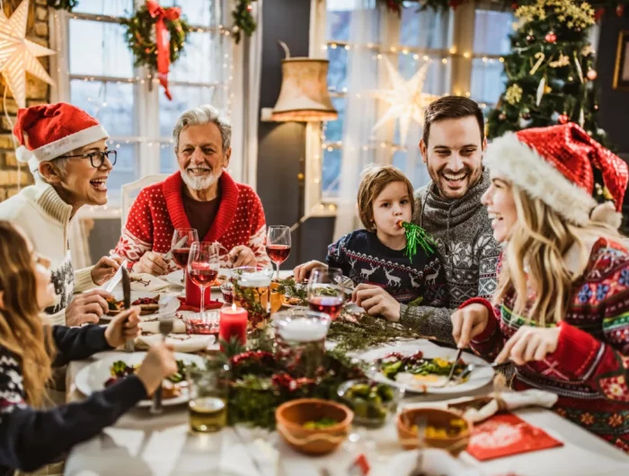 grosse familie isst zu weihnachten