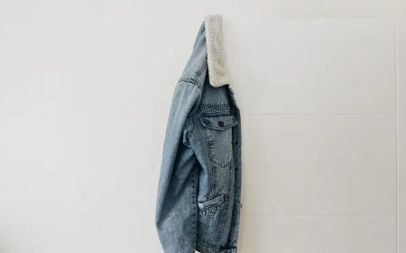 herren jeansjacken winter welche jacken sind im winter 2022 modern jeansjacke aus hellem denim mit weissem fellkragen gehaengt
