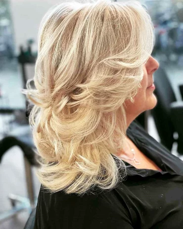 mittellalnger schnitt blonde haare mit locken ab 60 jahre salon127amsterdam
