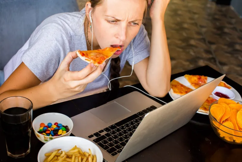 multitasking beim essen vermeiden achtsam essen tipps und tricks