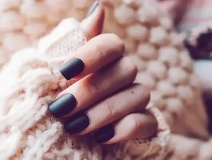 nagellack trend winter 2022 welche nagellackfarbe ist attraktiv dunkelblaue matt manikuere