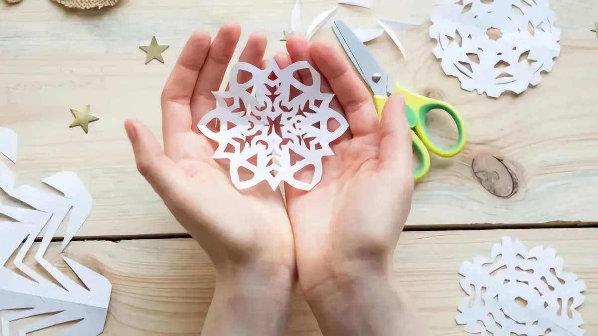schneeflocken aus papier ausschneiden diy weihnachtsdeko mit kindern