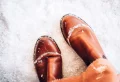 Mit diesen Tricks werden Sie schnell Schneeränder von Schuhen entfernen