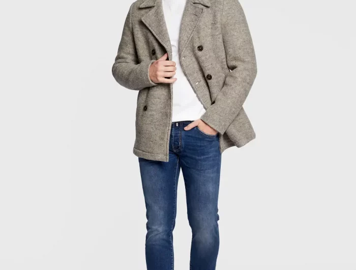 sind jeansjacken noch aktuell welche jacken sind im winter 2022 trend mann mit jeans und grauem mantel hueftenlang