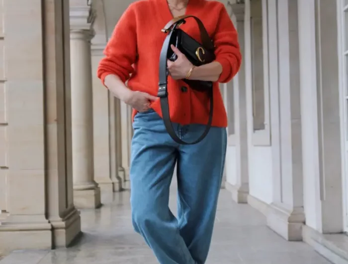 sportlich elegante mode fuer frauen ab 50 dame ueber 50 mommy jeans rot orange strickpulli