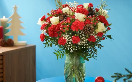 was darf man nicht zu weihnachten schenken sehr grosser strauss aus weissen und roten rosen in vase auf blauem kaffeetisch