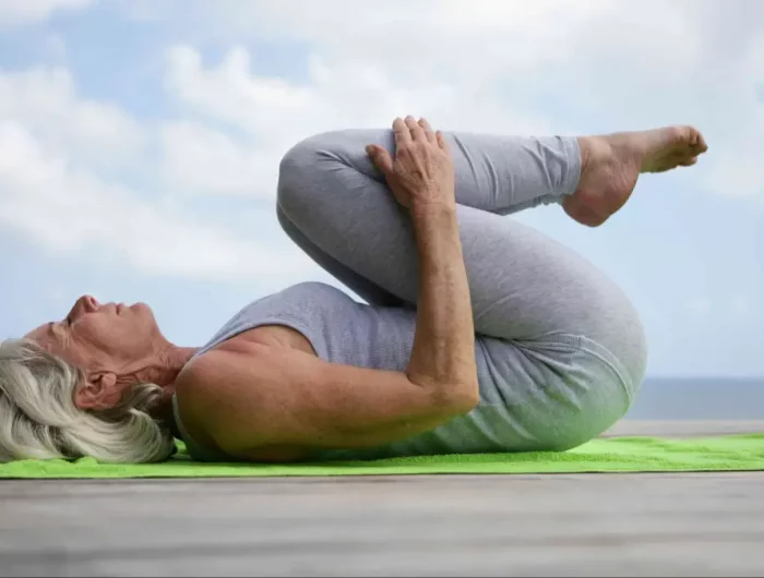 was kann ich tun um besser durchzuschlafen schlafstoerungen durch die menopause frau spielt yoga liegt am boden
