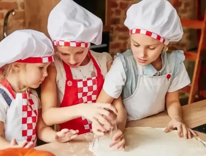 was kann man an silvester machen party silvester mit kindern feiern drei kinder mit kochmützen machen pizza