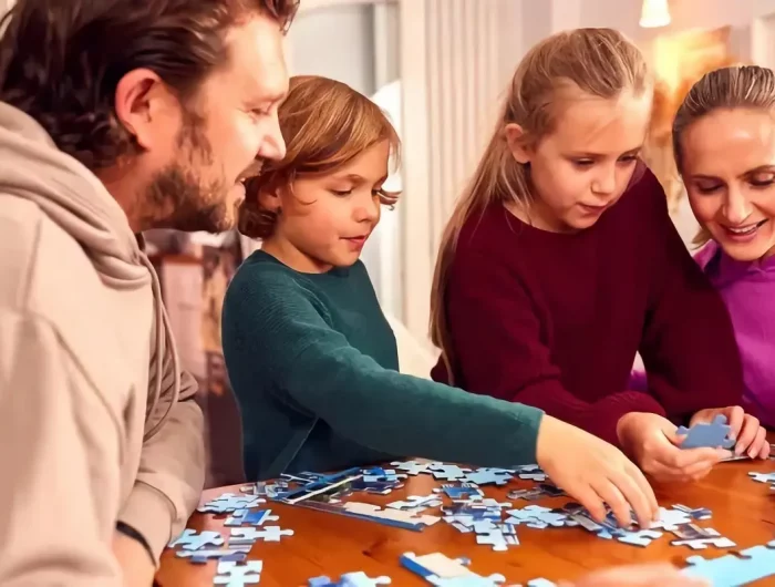 was kann man an silvester machen party wo silvester mit kindern feiern zwei kinder mit eltern setzen puzzle zusammen