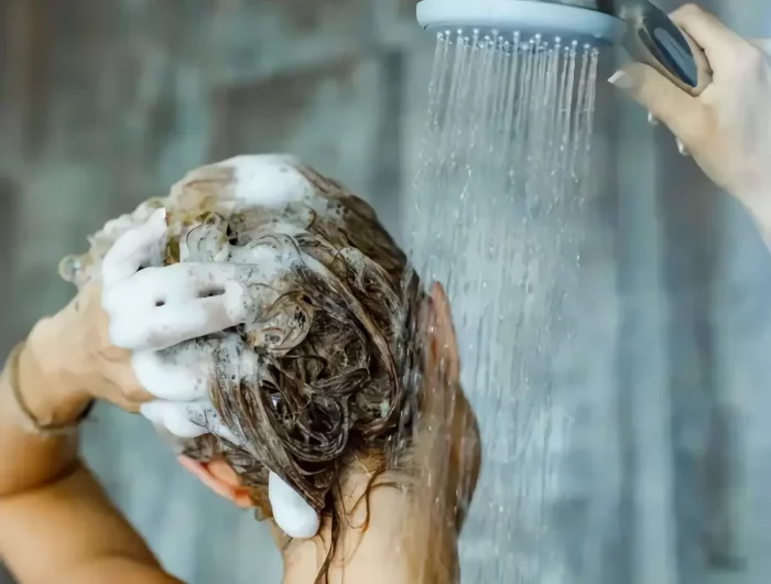 was passiert wenn man die haare nur mit wasser waescht creme fuer trockene kopfhaut im winter frau duscht sich