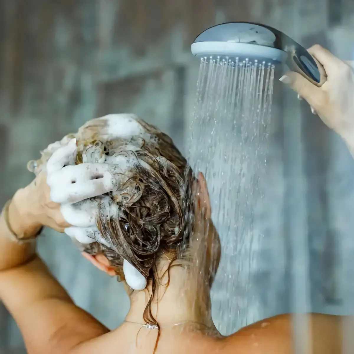 was passiert wenn man die haare nur mit wasser waescht creme fuer trockene kopfhaut im winter frau duscht sich