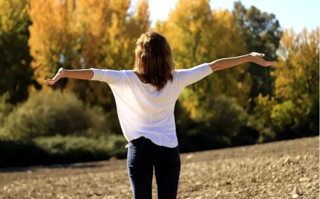 was tun wenn man in den wechseljahren nicht schlafen kann schlafstoerungen durch die menopause freudige frau geniesst die natur