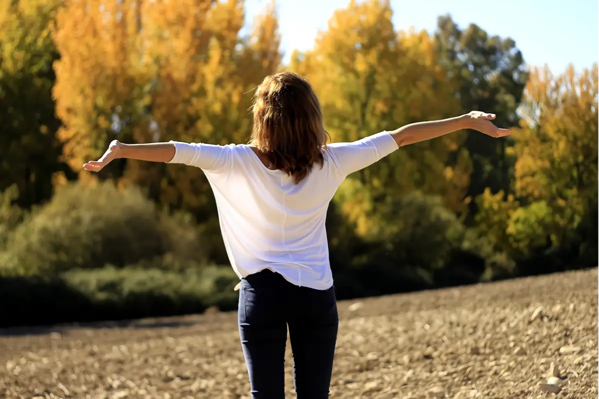 was tun wenn man in den wechseljahren nicht schlafen kann schlafstoerungen durch die menopause freudige frau geniesst die natur