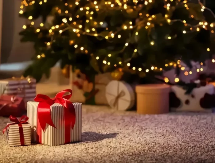weihnachtsbaum mit lichterkette geschenke unter baum