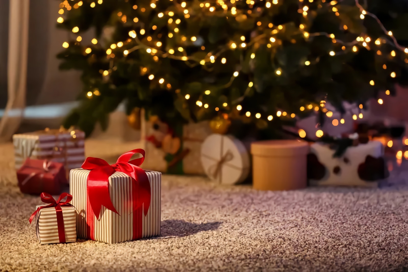 weihnachtsbaum mit lichterkette geschenke unter baum