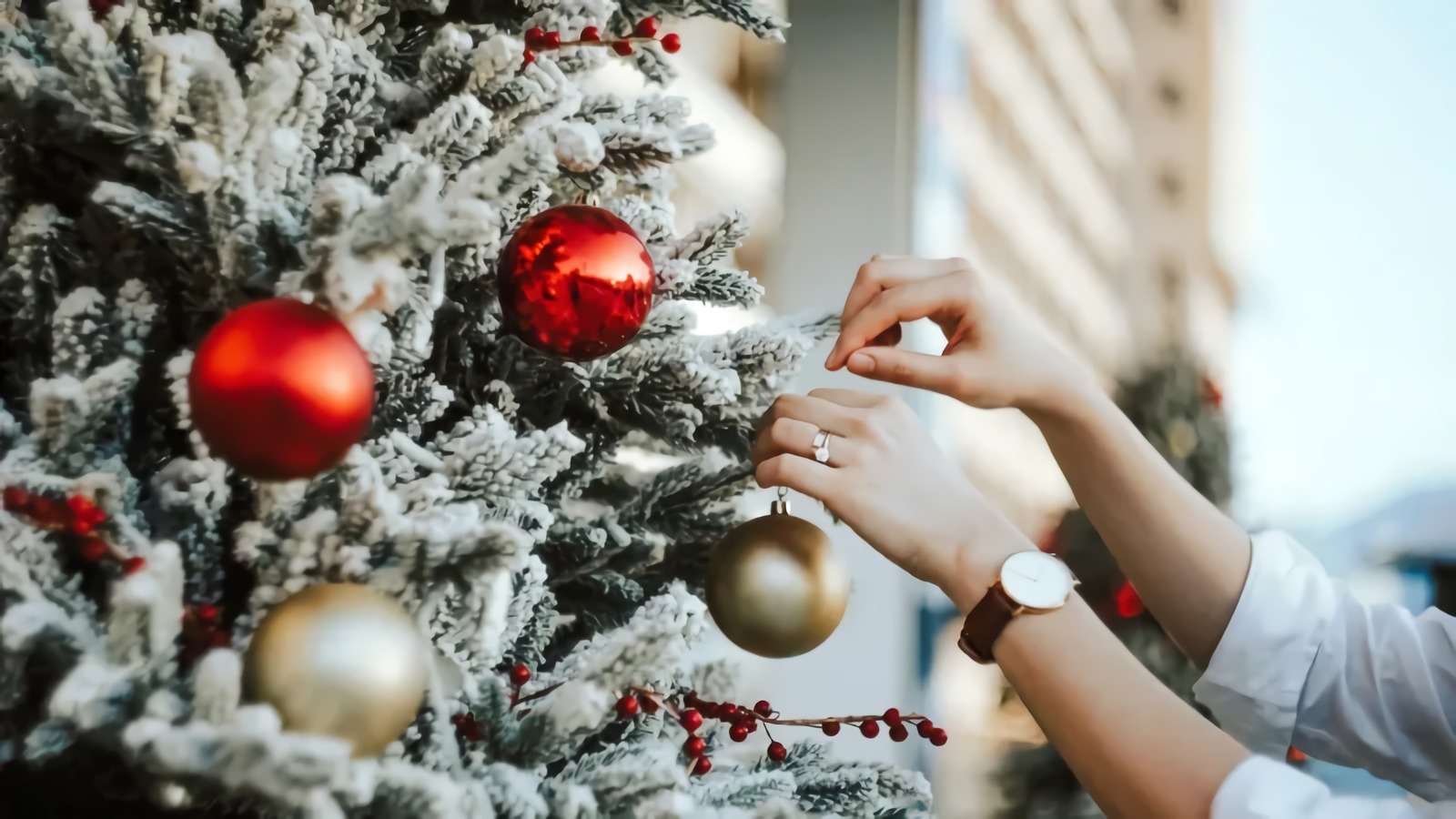 weihnachtsbaum schmücken rote und goldene christbaumkugeln