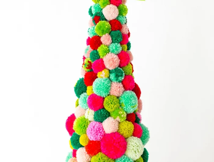 weihnachtsbaum zum selbermachen mit bunten pompons