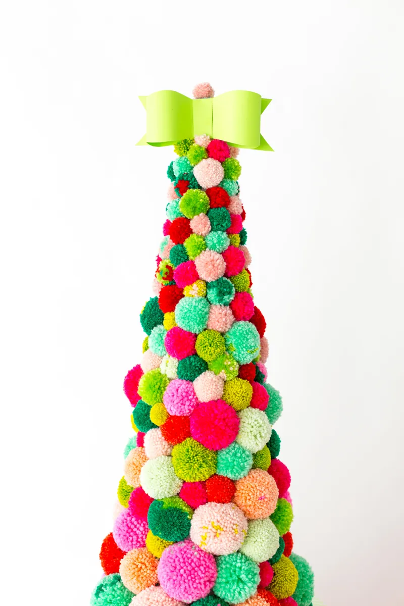 weihnachtsbaum zum selbermachen mit bunten pompons